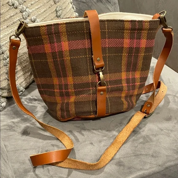 Chic Plaid Crossbody Bag with Leather Accents - Picture 1 of 7